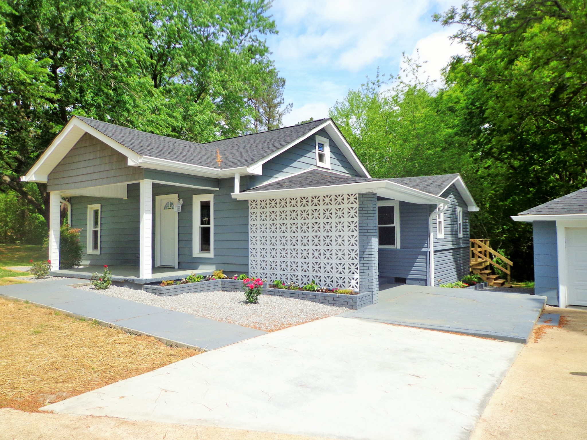 320 Old Stewart Road Tennessee Ridge, TN 37178 - Photo 1 of 34 a front view of a house with a garden