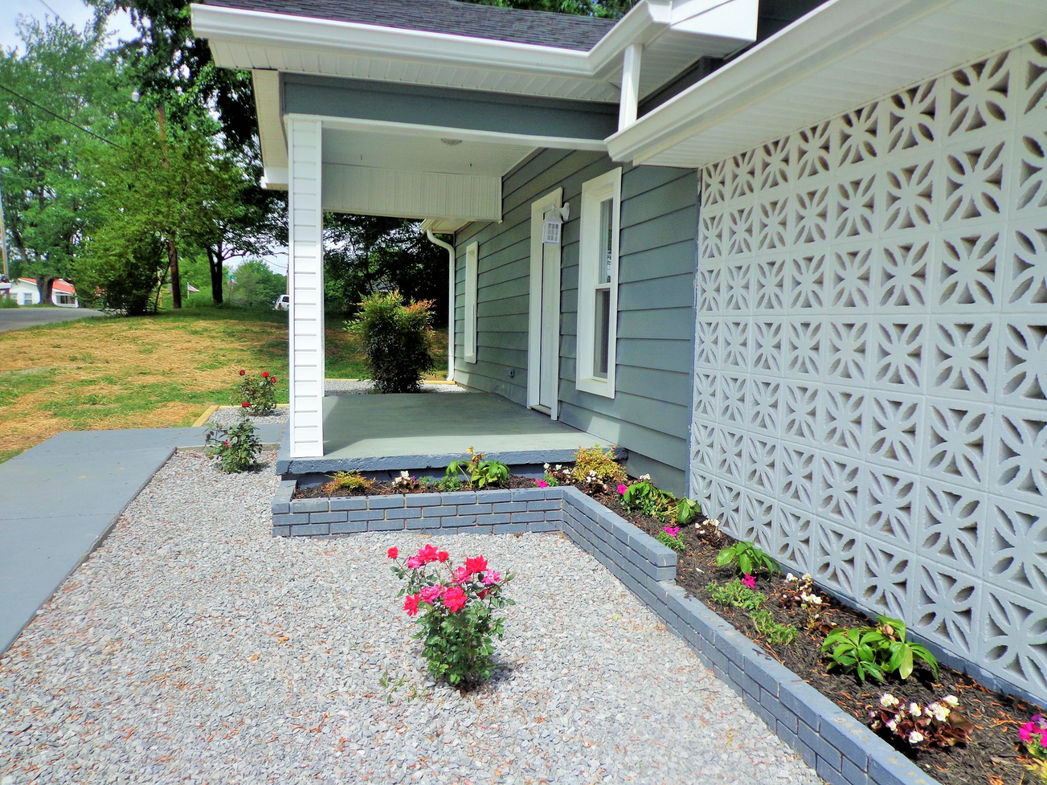 320 Old Stewart Road Tennessee Ridge, TN 37178 - Photo 3 of 34 a front view of a house with a garden