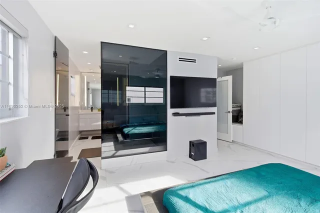 $5,000 | 1428 Euclid Avenue, Unit 207, Miami Beach, FL 33139