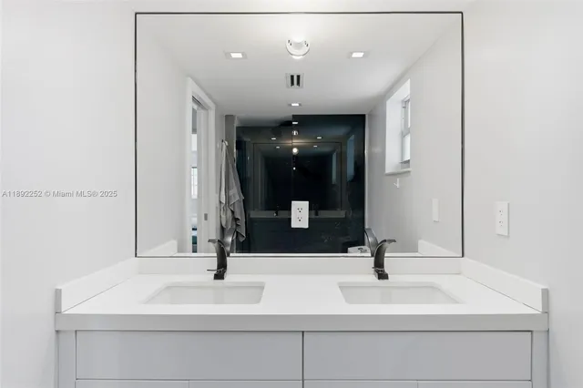 $5,000 | 1428 Euclid Avenue, Unit 207, Miami Beach, FL 33139