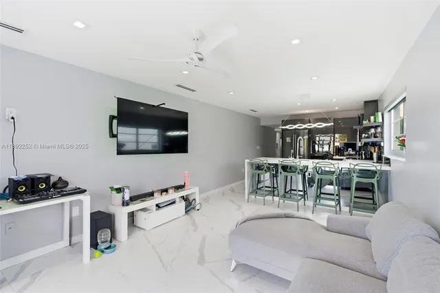 $5,000 | 1428 Euclid Avenue, Unit 207, Miami Beach, FL 33139