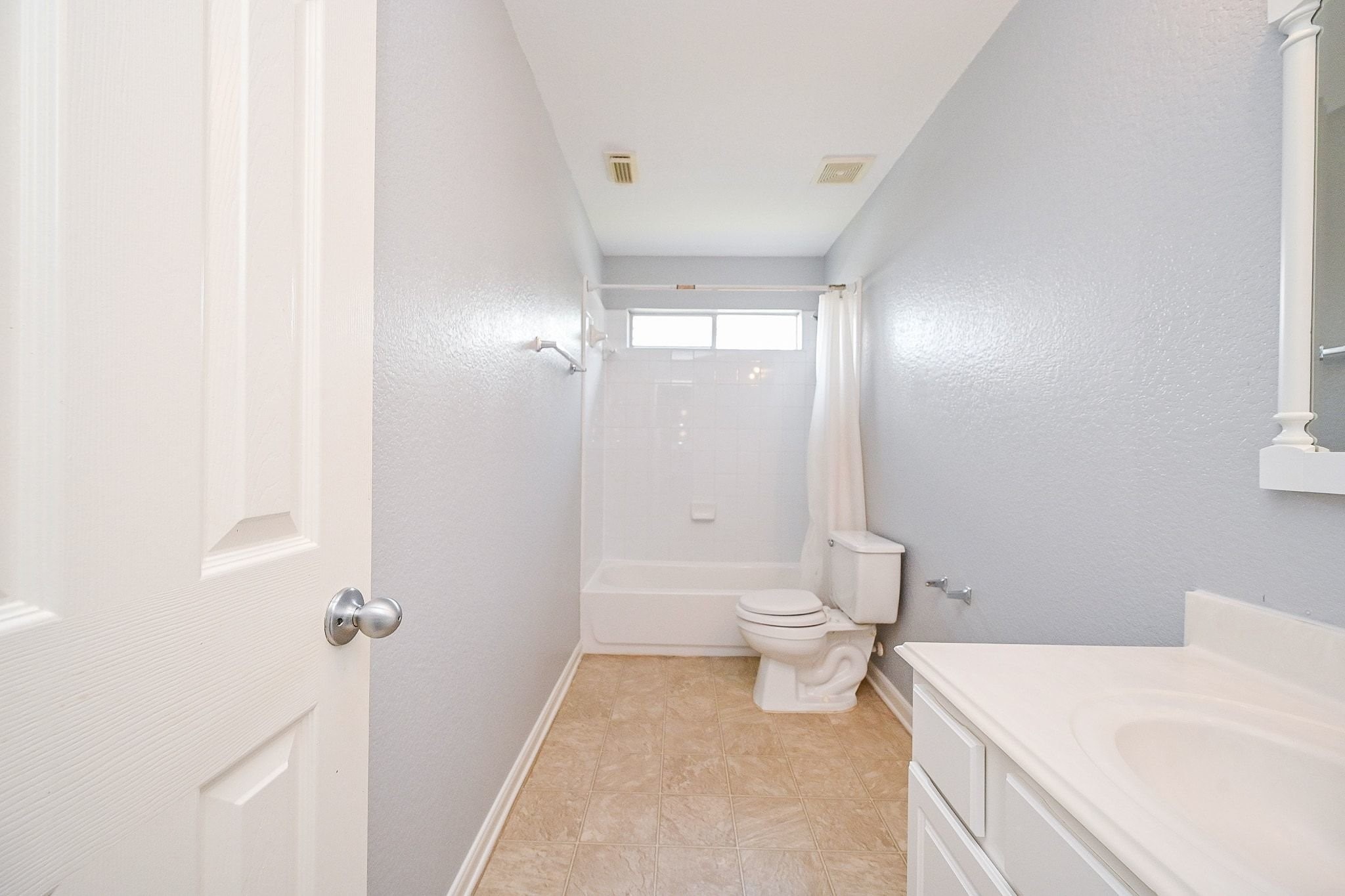 6638 Autumn Sunset Lane Spring, TX 77379 - Photo 24 of 32 Bright and airy bathroom featuring a sleek design with a bathtub.