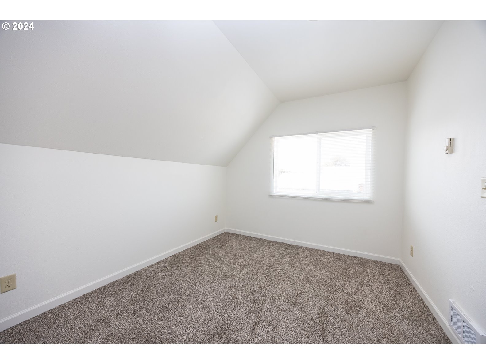 415 Southwest 7th Street Pendleton, OR 97801 - Photo 13 of 44 an empty room with a window