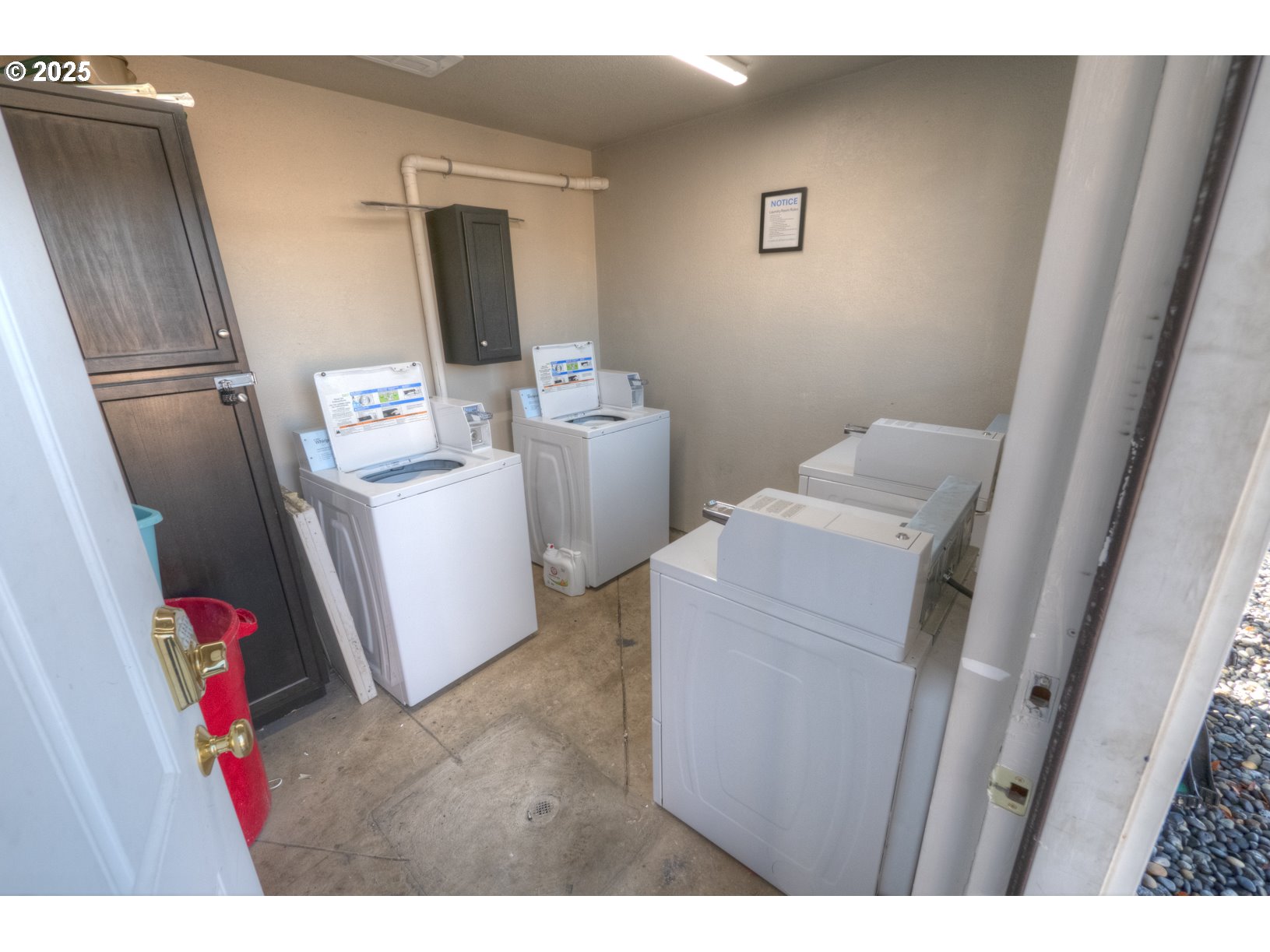 415 Southwest 7th Street Pendleton, OR 97801 - Photo 43 of 44 a utility room with dryer and washer