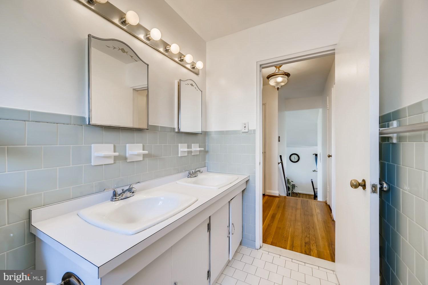 934 Sedgley Road Catonsville, MD 21228 - Photo 17 of 27 Upper-level Bathroom