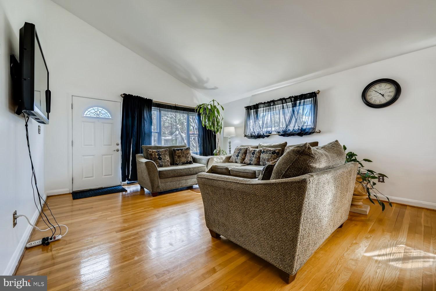 934 Sedgley Road Catonsville, MD 21228 - Photo 5 of 27 Living Room