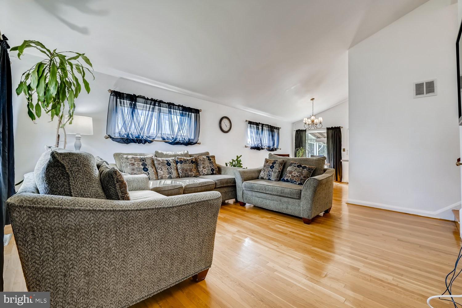 934 Sedgley Road Catonsville, MD 21228 - Photo 6 of 27 Living Room