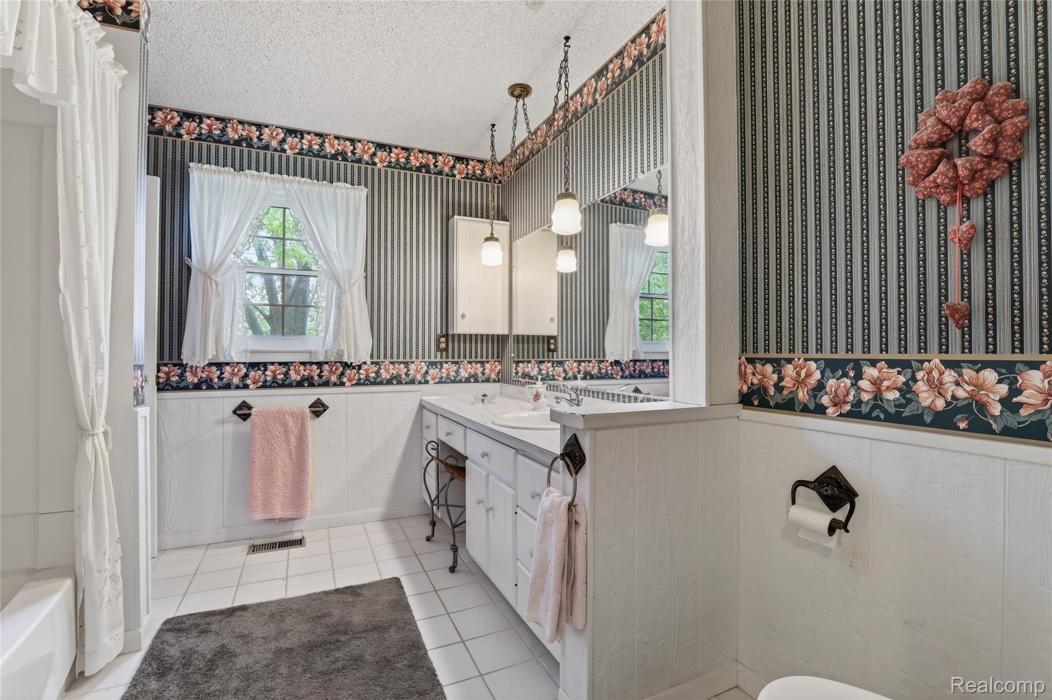 5090 Torrey Road Flint, MI 48507 - Photo 24 of 43 Primary Bath 2.jpg