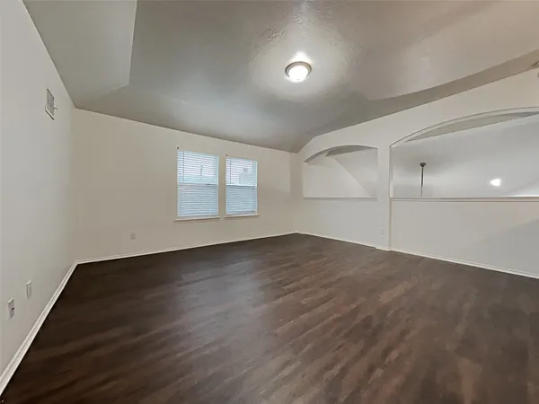 a view of a house with backyard