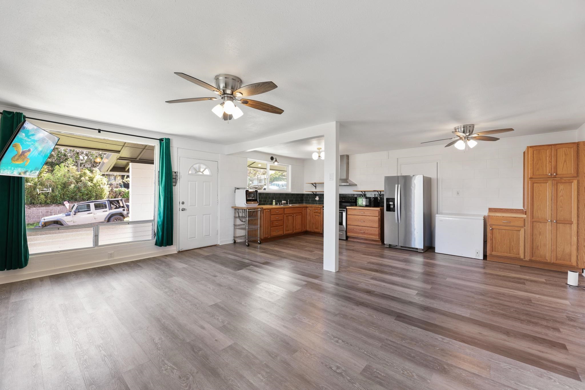 6 Kahope Place Haiku, HI 96708 - Photo 4 of 49 a view of a livingroom with furniture wooden floor and a ceiling fan