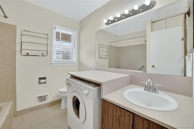 a en suite bathroom with a sink and a mirror