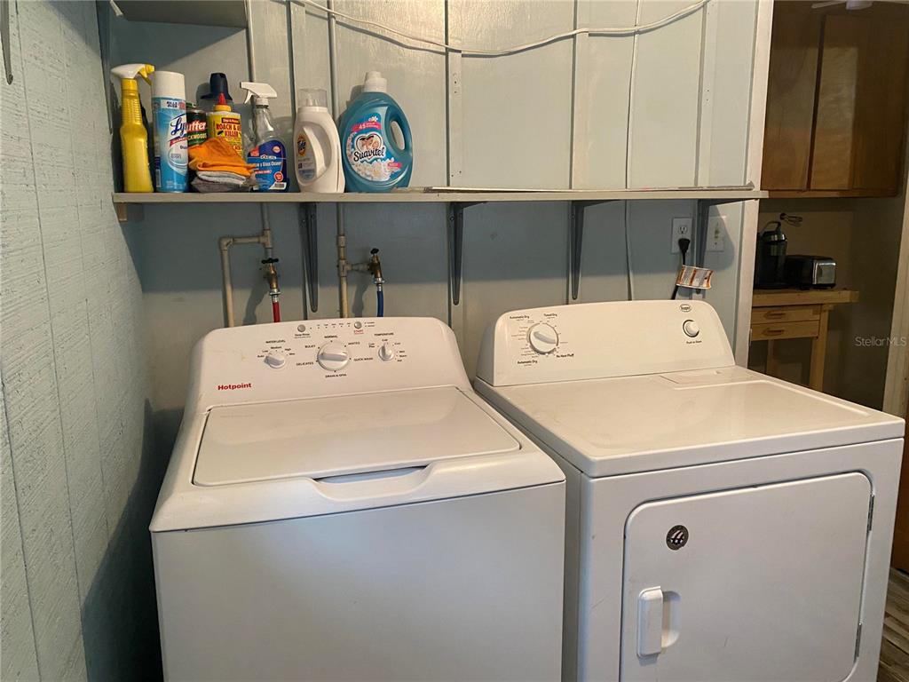8093 Breezy Point Road East Keystone Heights, FL 32656 - Photo 17 of 34 a utility room with dryer and washer