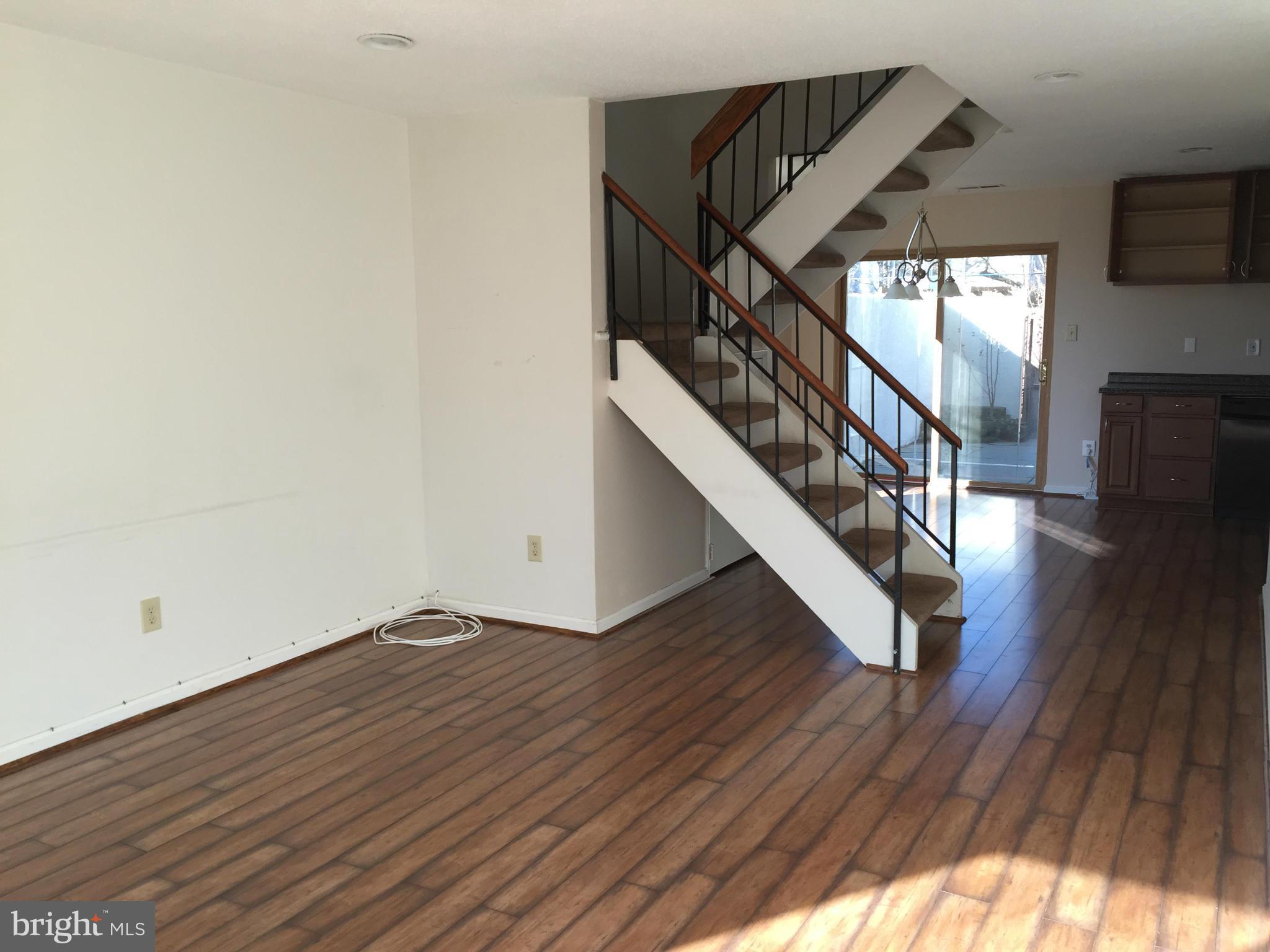 2230 Southgate Square Reston, VA 20191 - Photo 3 of 10 Living Room