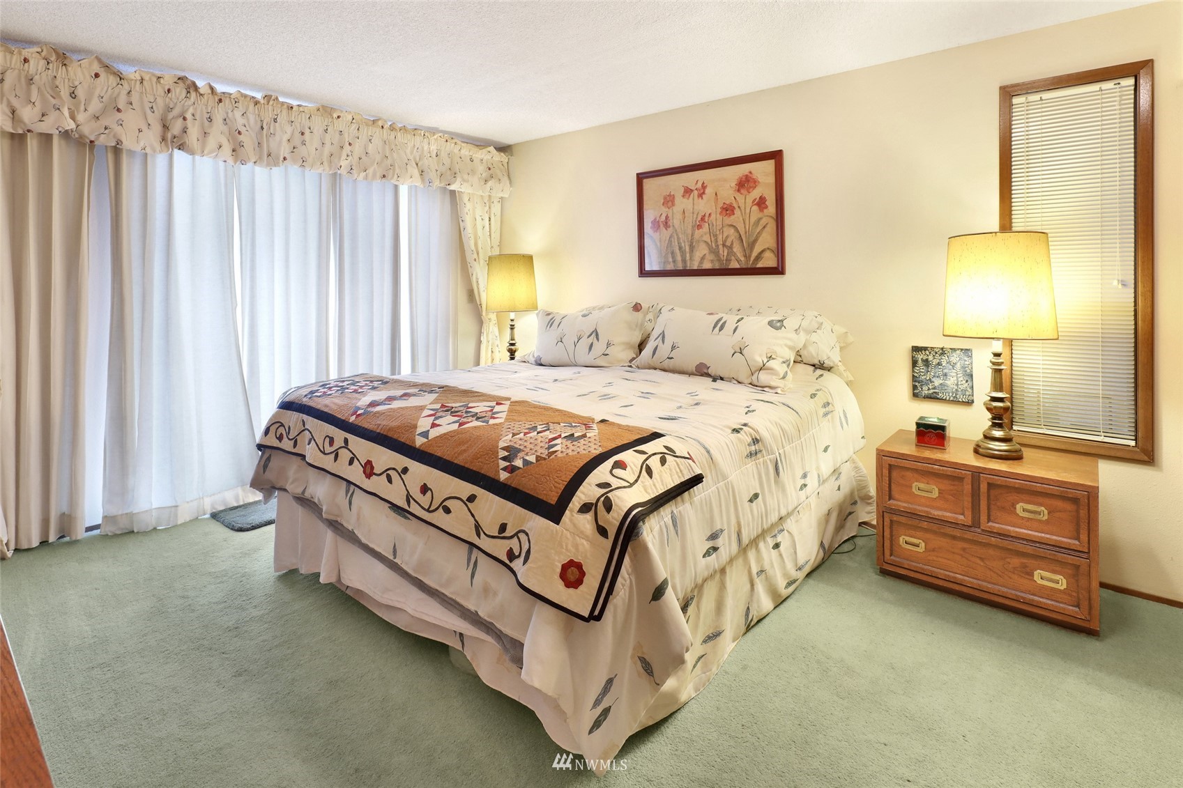 201 Middlefield Road Bellingham, WA 98225 - Photo 24 of 36 a bed sitting in a bedroom next to a lamp