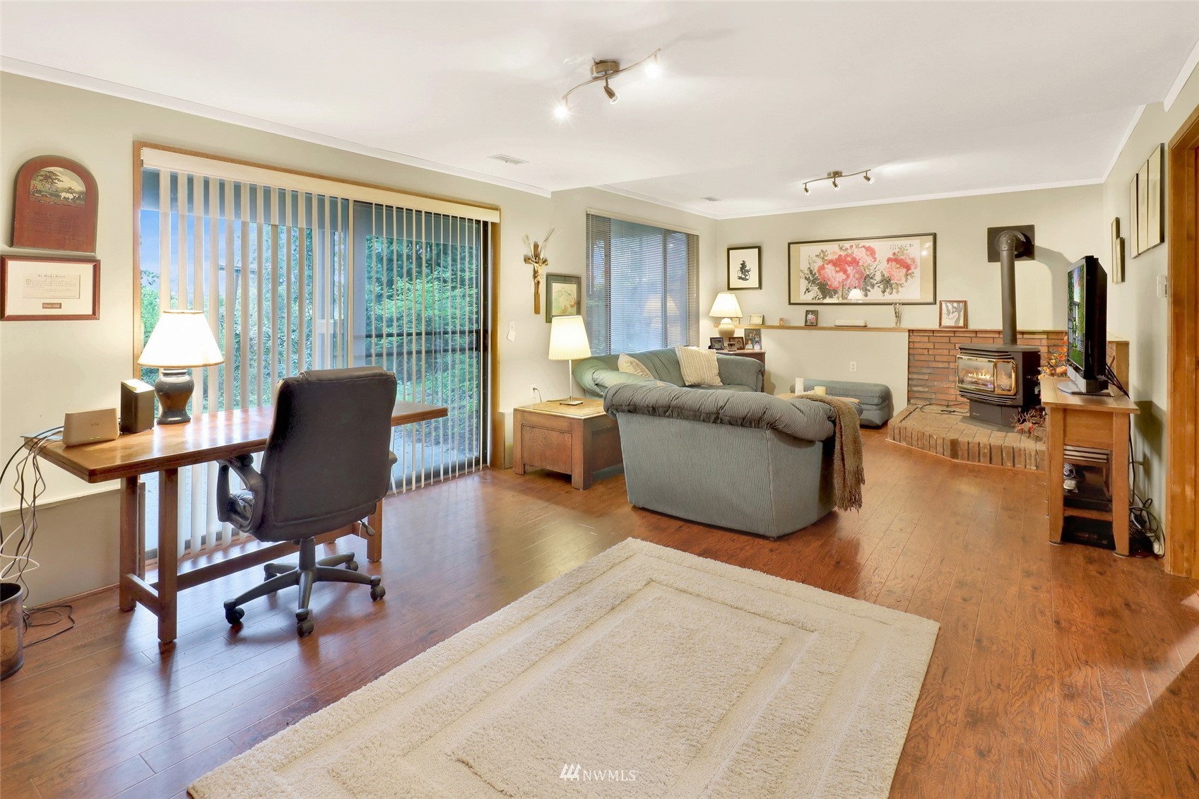 201 Middlefield Road Bellingham, WA 98225 - Photo 30 of 36 a living room with furniture and a wooden floor