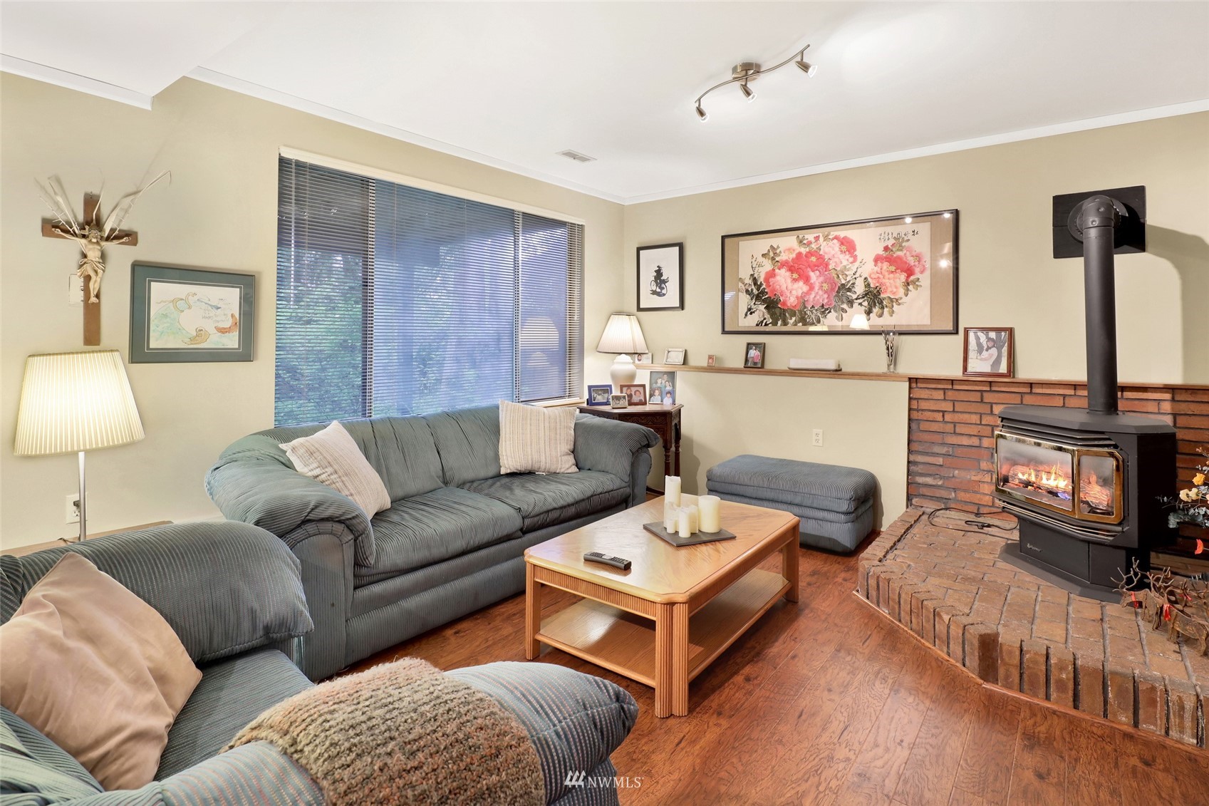 201 Middlefield Road Bellingham, WA 98225 - Photo 33 of 36 a living room with furniture a rug and a flat screen tv