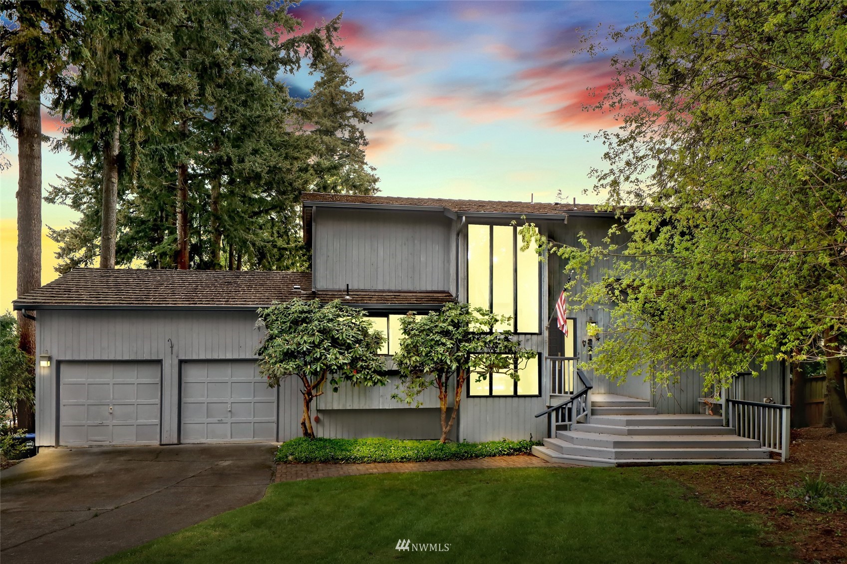 201 Middlefield Road Bellingham, WA 98225 - Photo 4 of 36 a front view of a house with a yard