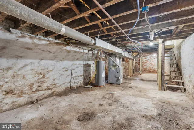 a view of an empty room with wooden roof