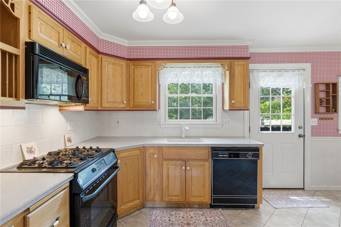 131 Taylor Road Portsmouth, RI 02871 - Photo 6 of 45