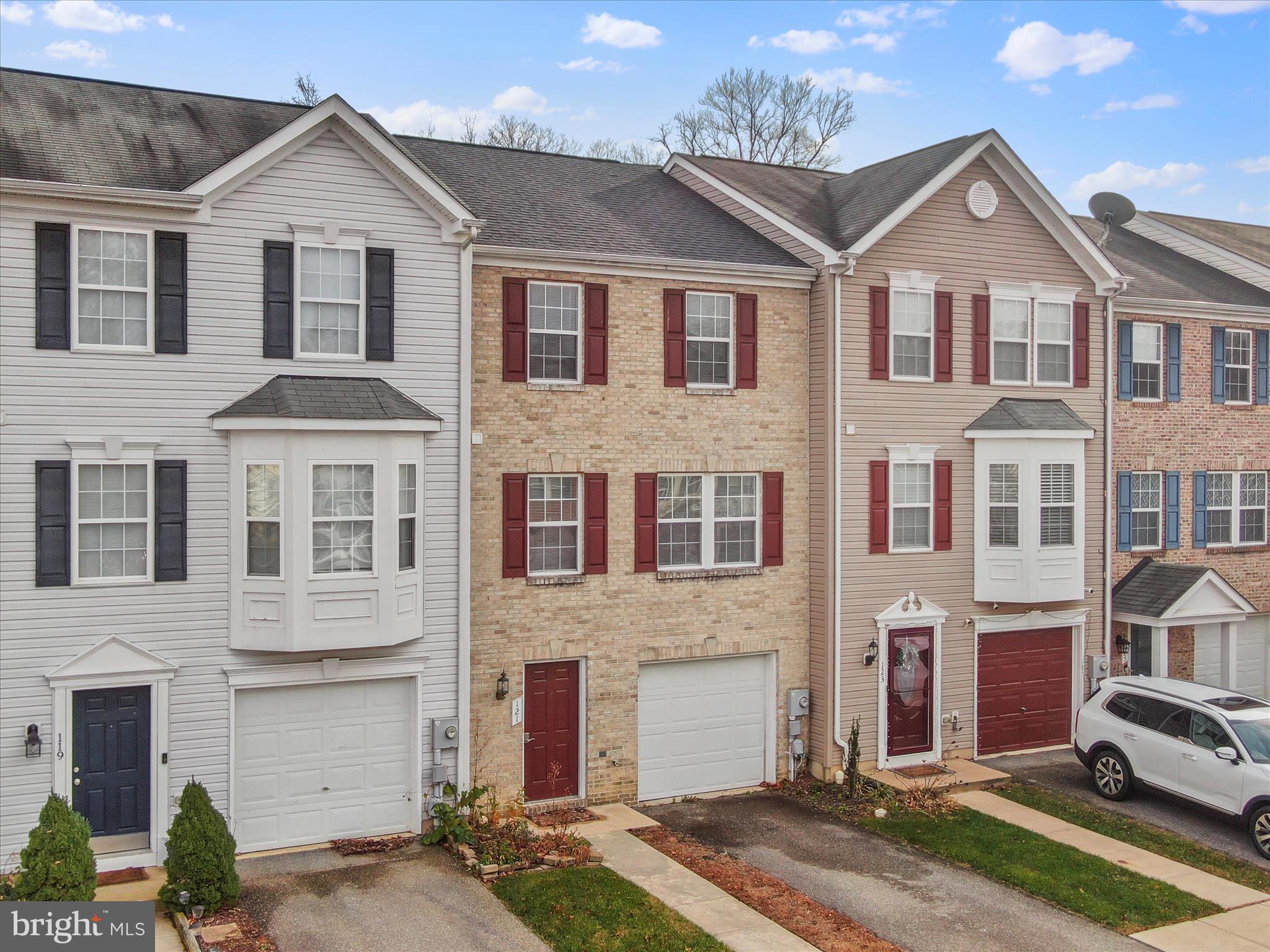 121 Eagles Ridge Smithsburg, MD 21783 - Photo 3 of 33 a front view of residential houses