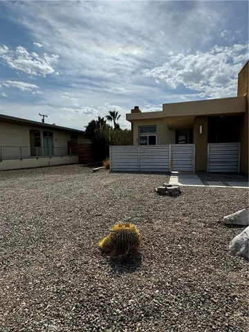 a view of a backyard