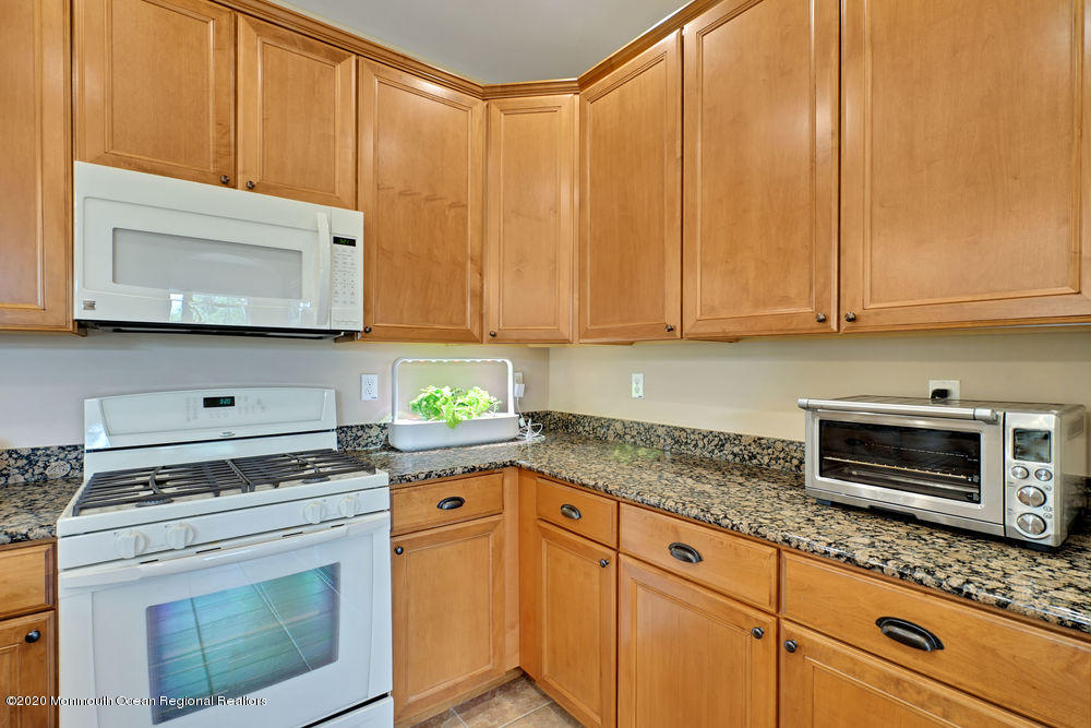 812 Abby Road Middletown, NJ 07748 - Photo 15 of 42 019_dsc01344