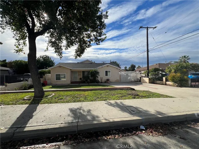 a view of a house with backyard