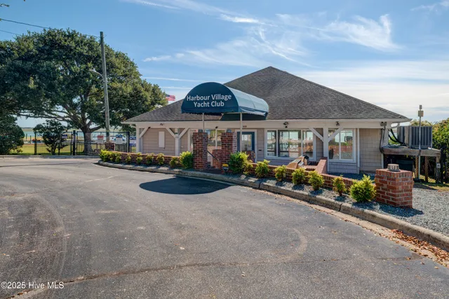 $750,000 | 133 Olde Point Road, Hampstead, NC 28443