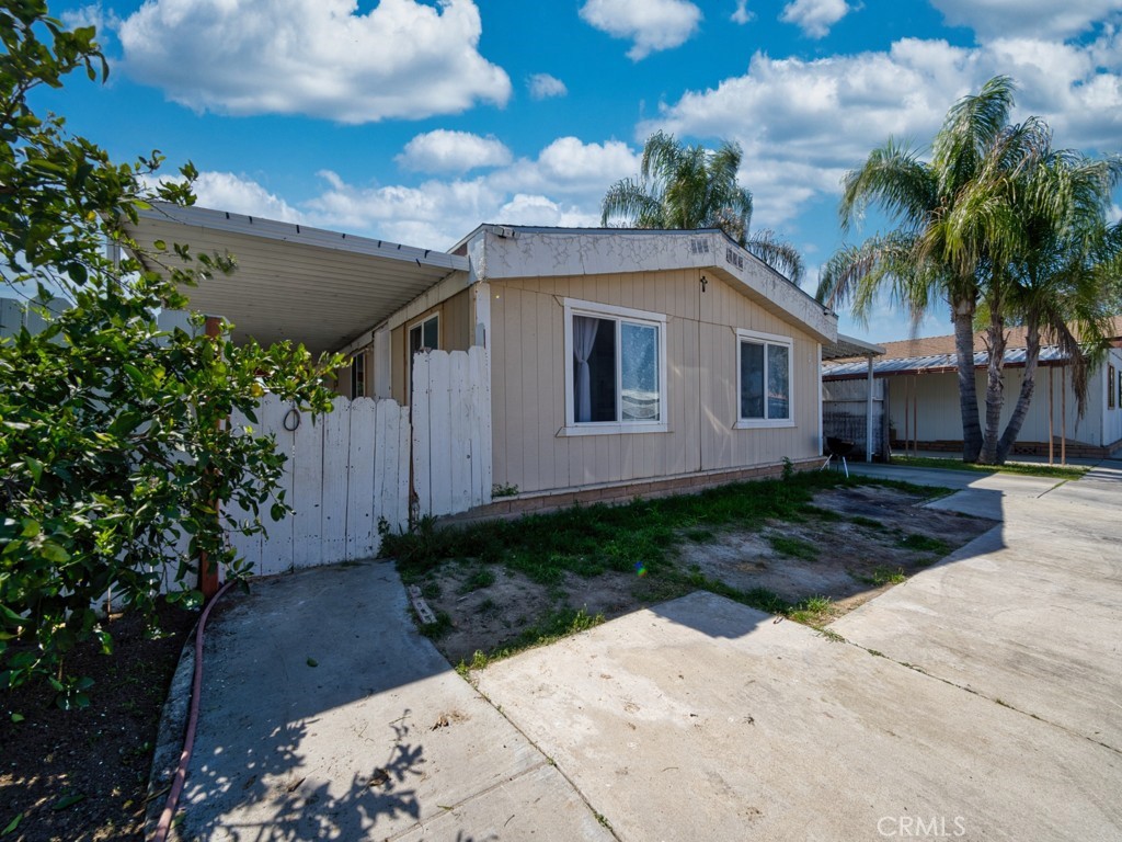 700 South Shafter, Unit 20 Shafter, CA 93263 - Photo 17 of 18 a front view of house with small garden