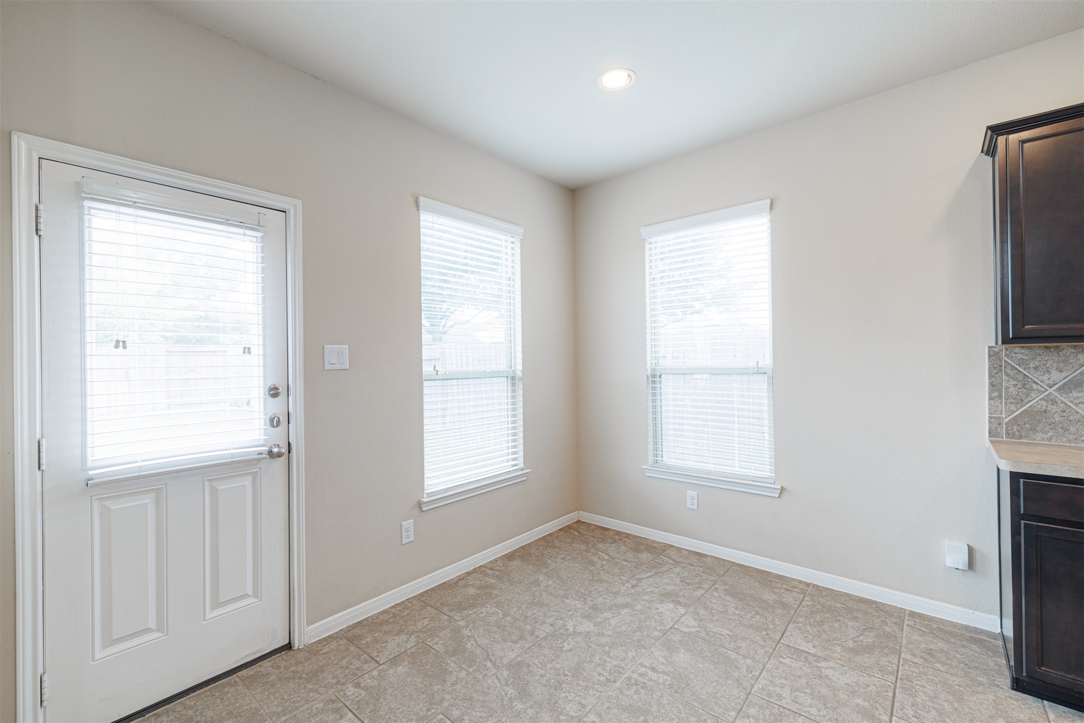 25322 Saddlebrook Ranch Drive Tomball, TX 77375 - Photo 7 of 20 an empty room with windows and closet