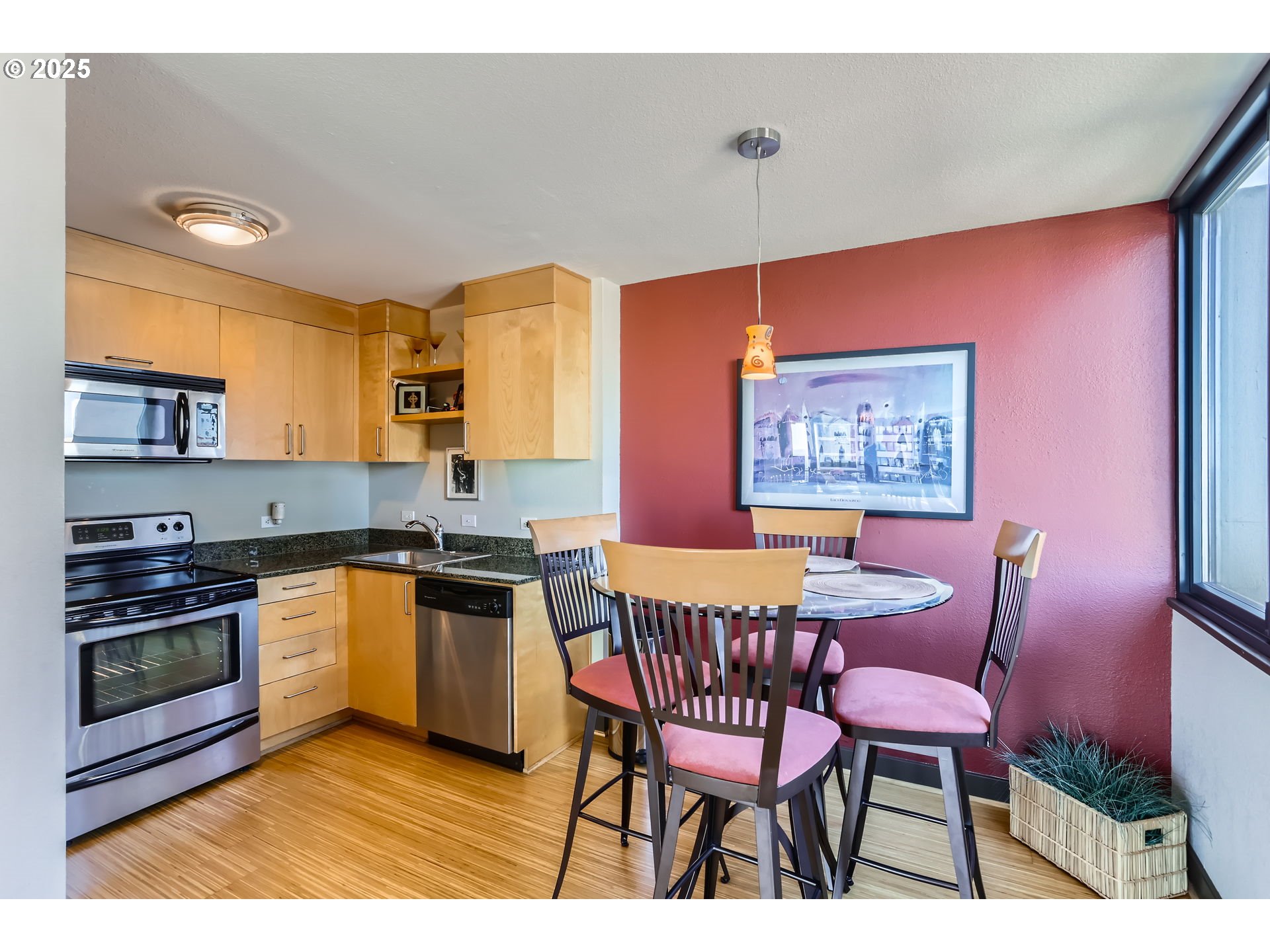 255 Southwest Harrison Street, Unit 14F Portland, OR 97201 - Photo 18 of 40 Kitchen/Dining Room