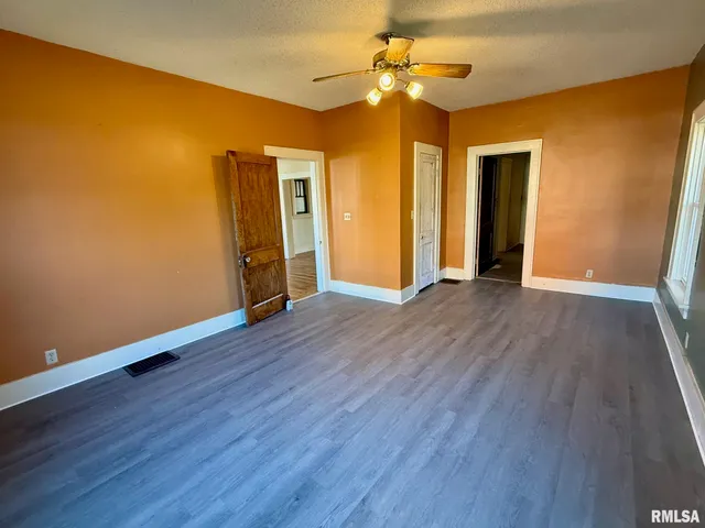 $94,500 | 214 East Taylor Street, Petersburg, IL 62675