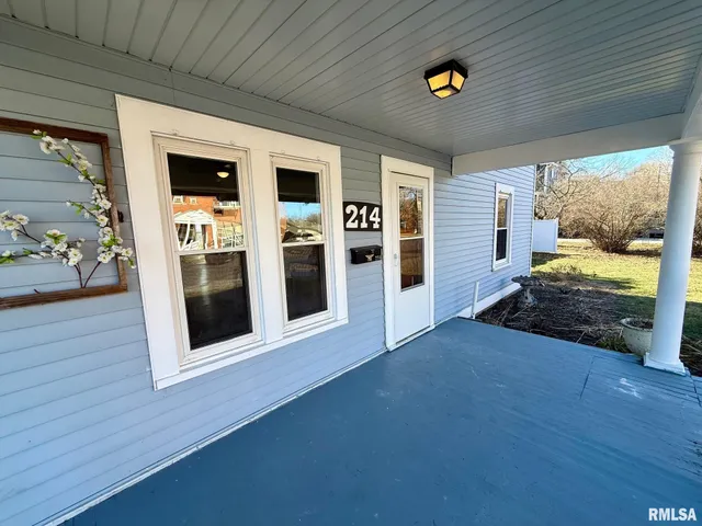 $94,500 | 214 East Taylor Street, Petersburg, IL 62675