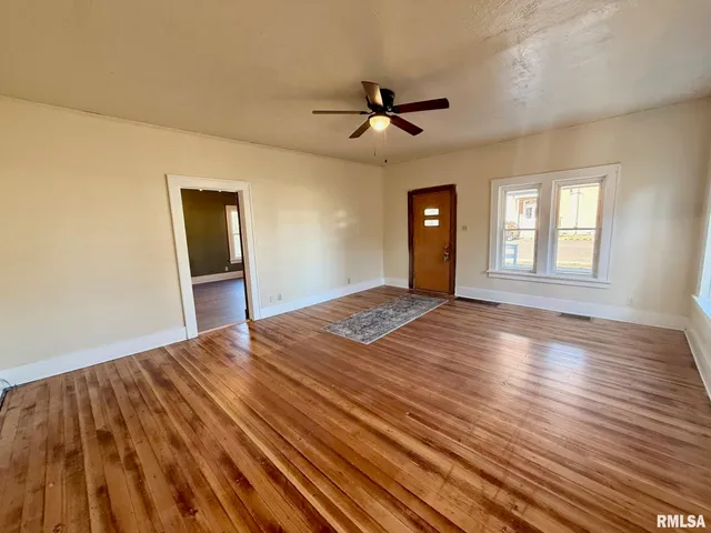 $94,500 | 214 East Taylor Street, Petersburg, IL 62675