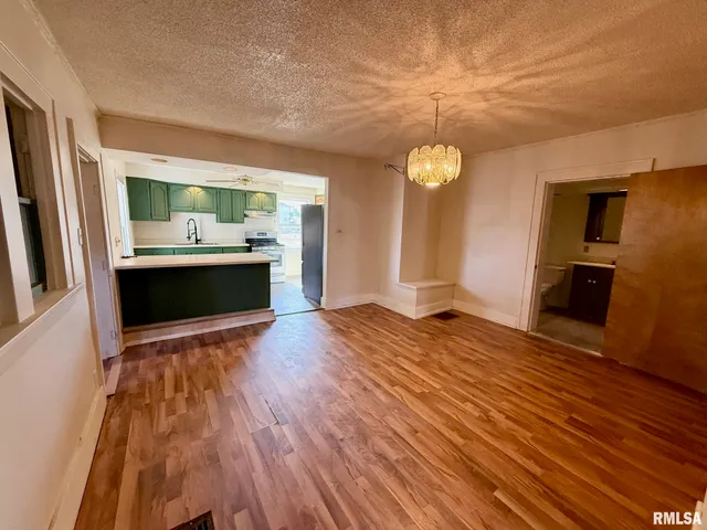 $94,500 | 214 East Taylor Street, Petersburg, IL 62675