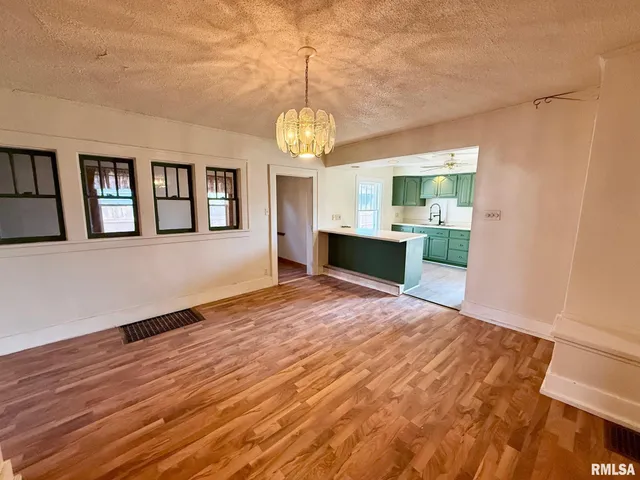 $94,500 | 214 East Taylor Street, Petersburg, IL 62675