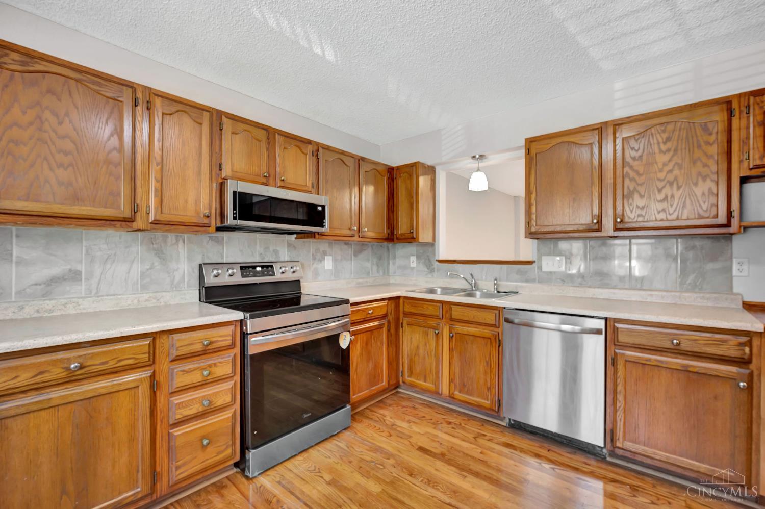 10667 Montgomery Road, Unit 13 Montgomery, OH 45242 - Photo 3 of 36