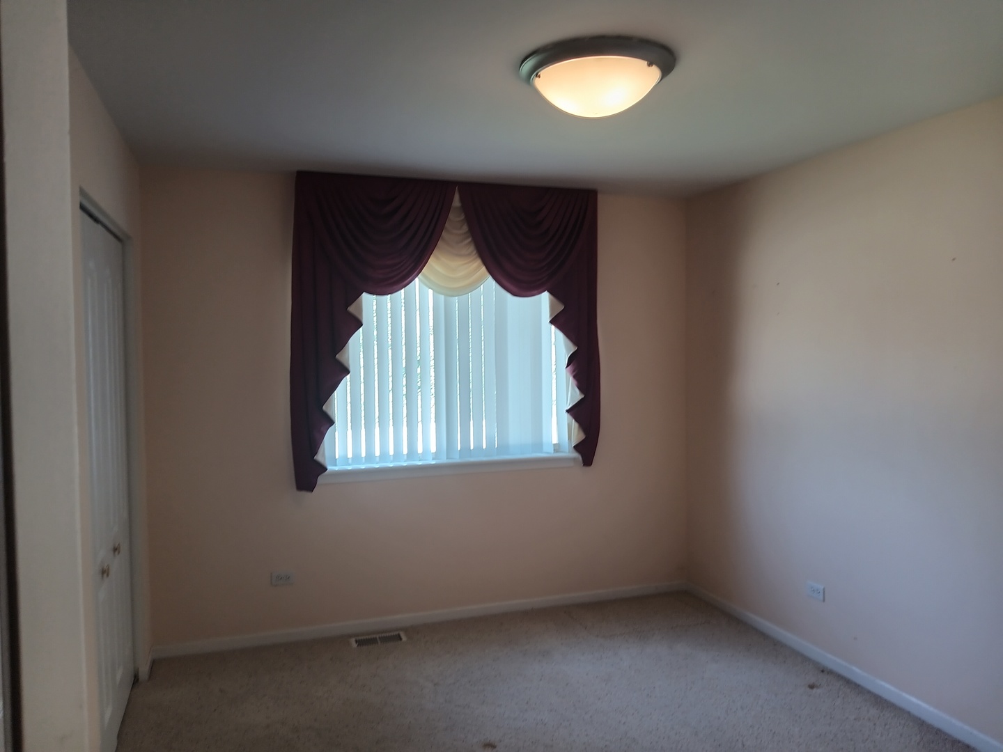 410 Highland Road Matteson, IL 60443 - Photo 14 of 27 an empty room with a window