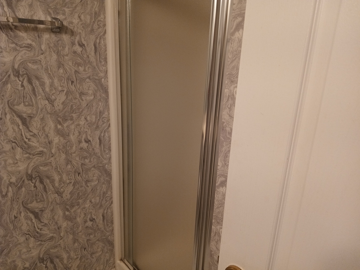 410 Highland Road Matteson, IL 60443 - Photo 20 of 27 a bathroom with a shower curtain