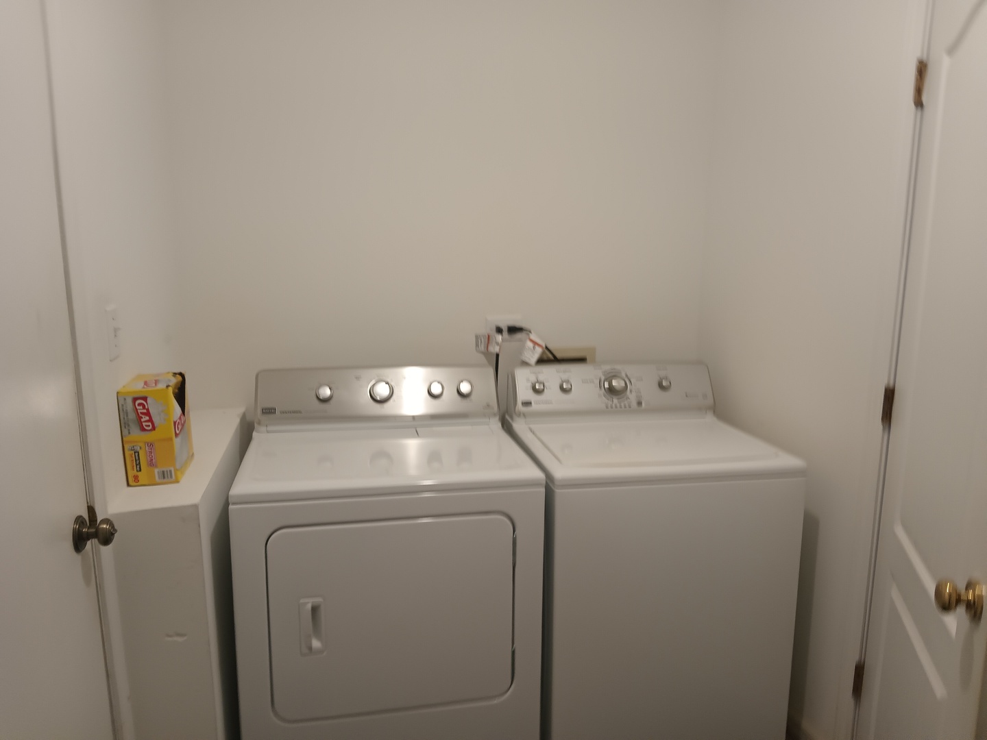 410 Highland Road Matteson, IL 60443 - Photo 23 of 27 a utility room with dryer and washer