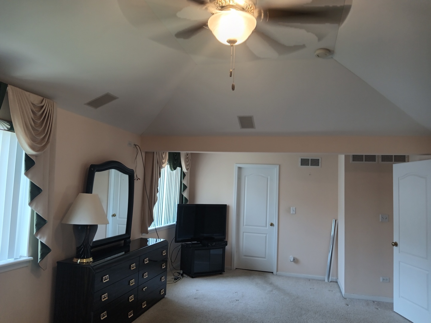 410 Highland Road Matteson, IL 60443 - Photo 10 of 27 a view of a hallway with seating area