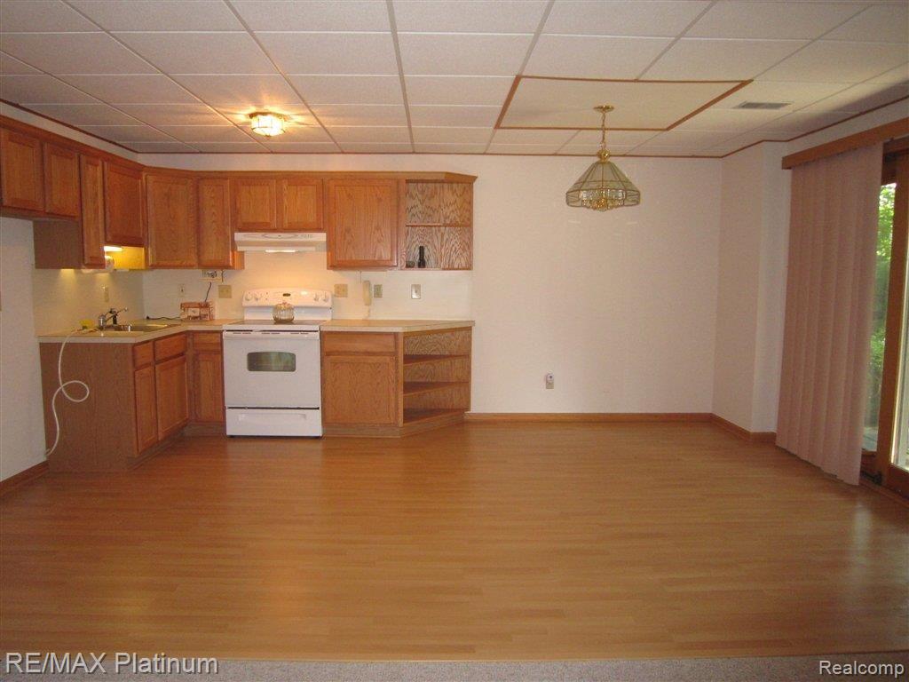 6327 Linden Road Fenton, MI 48430 - Photo 15 of 25 6327 LINDEN KITCHEN LL.jpg