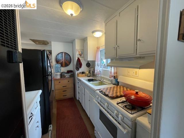16629 Allison Way, Unit 22 Sonora, CA 95370 - Photo 11 of 30 a kitchen with a stove and a refrigerator