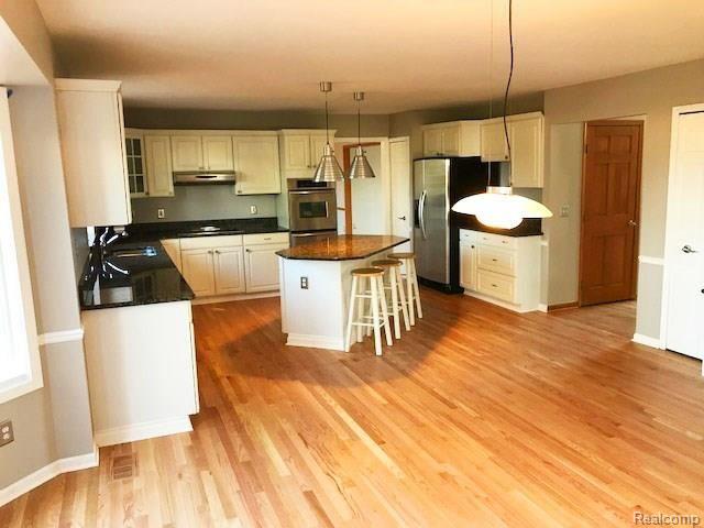 348 Oakbridge Drive Rochester, MI 48306 - Photo 3 of 35