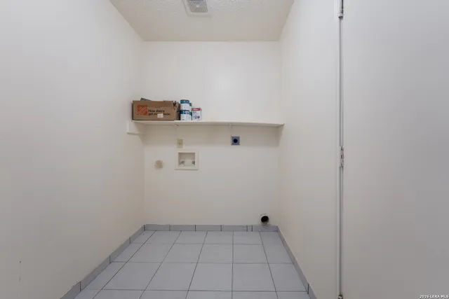 a view of a back yard