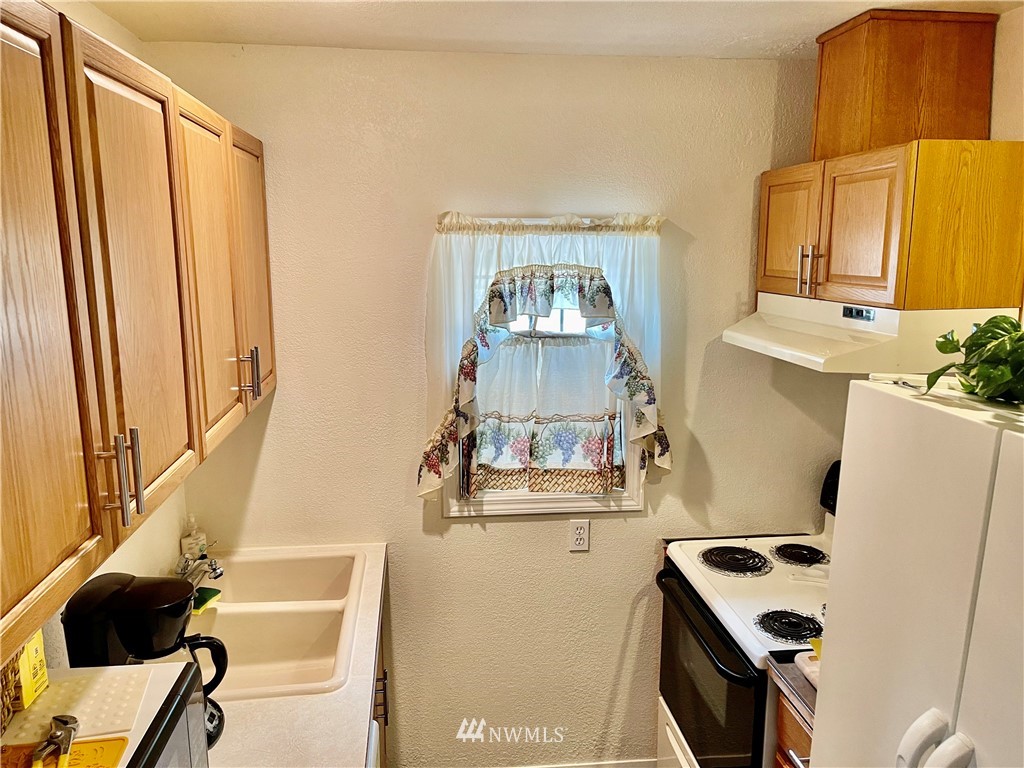 19225 Patterson Road East Orting, WA 98360 - Photo 20 of 34 a room with a sink a stove and furniture