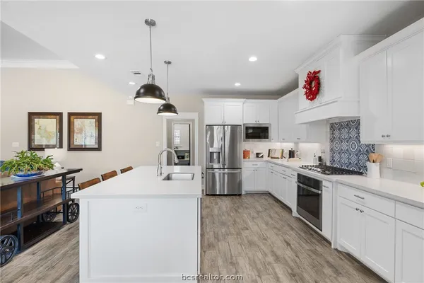 $639,900 | 3222 Hunters Crossing, Bryan, TX 77808