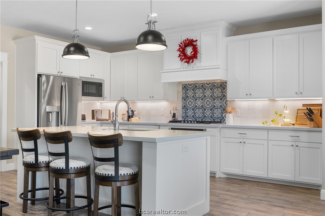 3222 Hunters Crossing Bryan, TX 77808 - Photo 14 of 44 Kitchen with large island/eating bar.