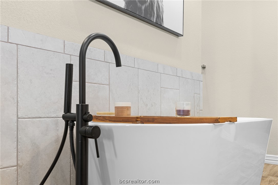 3222 Hunters Crossing Bryan, TX 77808 - Photo 25 of 44 Master freestanding tub