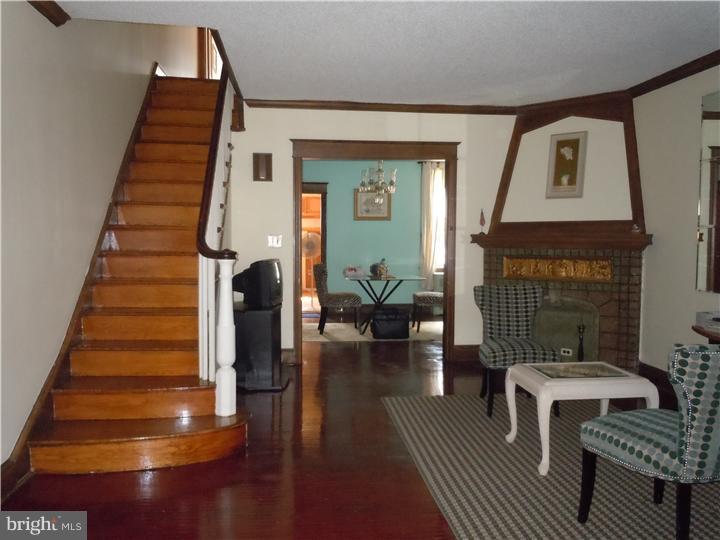 268 Copley Road Upper Darby, PA 19082 - Photo 4 of 17 Living Room